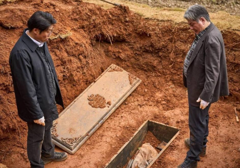 Review Film Exhuma dalam misteri pemindahan kuburan kuno